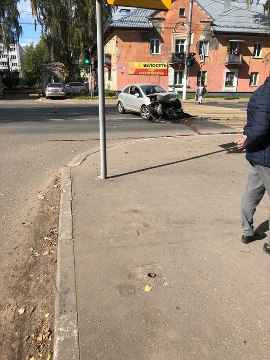 В Твери на улице Орджоникидзе автомобиль влетел в забор
