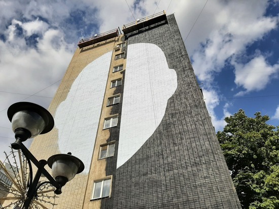 В Саратове появилось десятиэтажное "Голубое лицо"