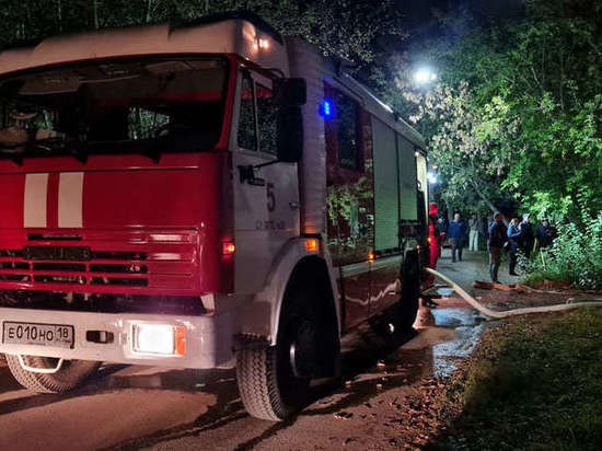 В Ижевске из горящего дома эвакуировали 8 человек