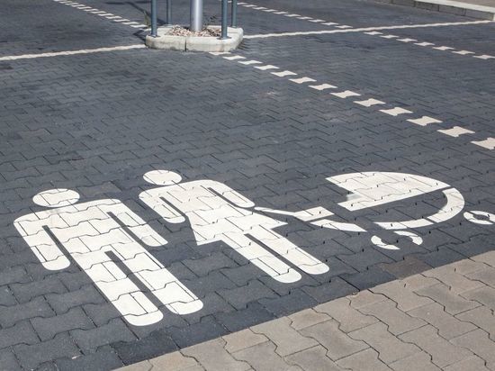 Комтранс рассмотрит идею о создании в Петербурге бесплатных парковок для семей с детьми