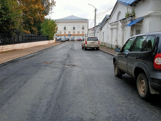 В Кирове после реконструкции труб стал крошиться асфальт