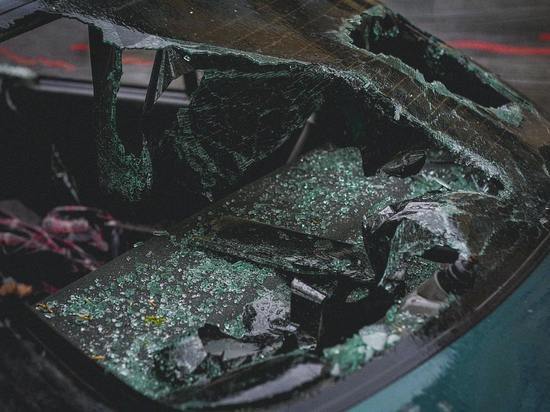 Рассерженный житель Вязьмы буквально разгромил автомобиль бывший супруги