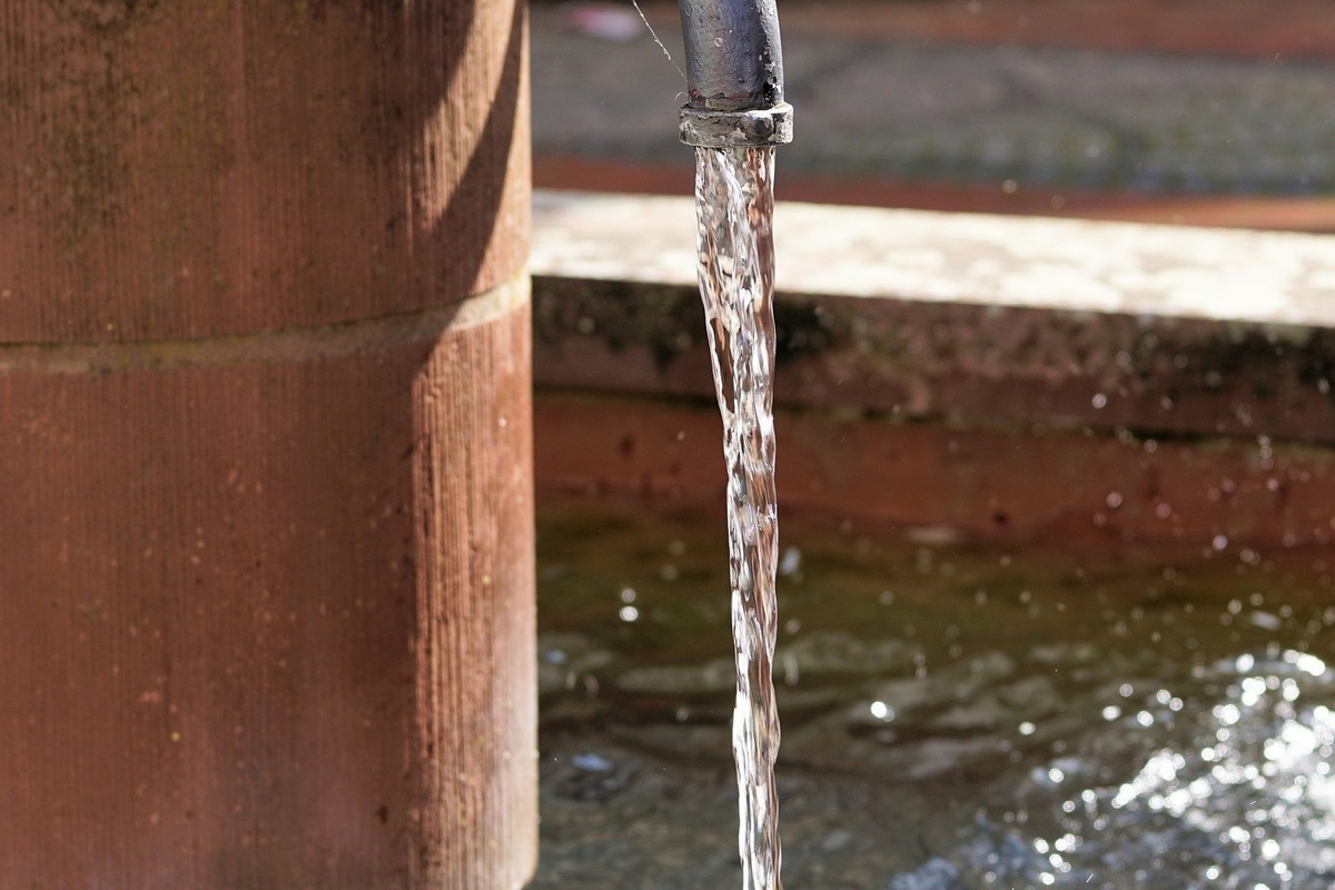 Снится чистая вода на полу. Вода непригодная для питья. Чистая вода из крана. Фонтан вода из крана. Вода в фонтане.
