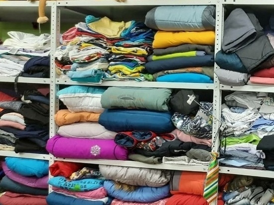 Одежду, обувь и игрушки могут бесплатно взять в гуманитарной комнате нуждающиеся жители Муравленко