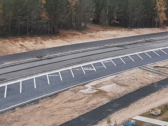 Исписали новый асфальт: автомобилисты «забивают» для себя новые парковочные места на Высоцкого в Ноябрьске