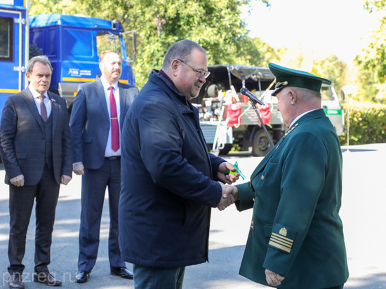 Олег Мельниченко передал ключи от новых машин представителям лесной отрасли