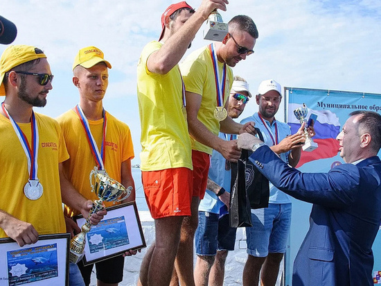 В Сочи наградили лучших пляжных спасателей сезона