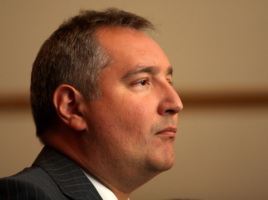 Рогозин рассказал, почему создание лунной ракеты отложили