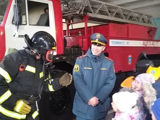 Дошколятам Анадыря провели экскурсию в пожарную часть