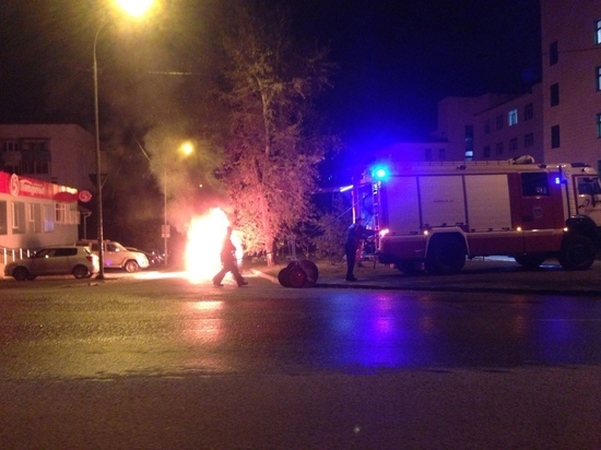 Автомобиль Mitsubishi загорелся на ходу в центре Екатеринбурга