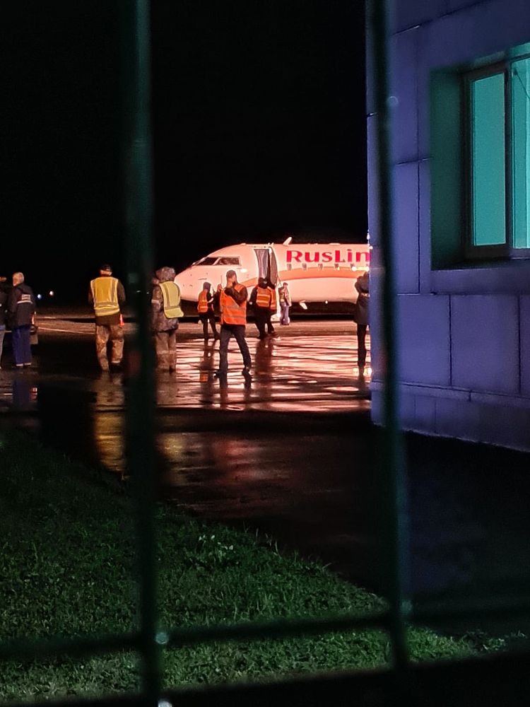Вернувшийся из-за аварии самолет в Йошкар-Оле встречали пожарные и медики
