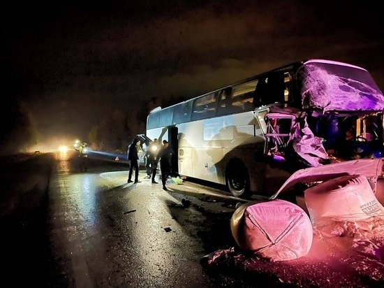 Пять человек пострадали в столкновении автобуса и грузовика возле Нижней Туры