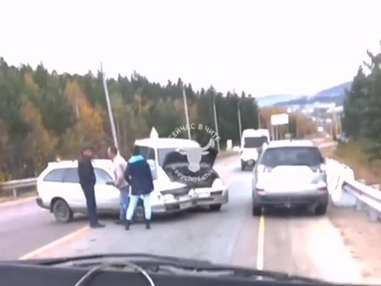 Toyota и микроавтобус столкнулись на трассе в Забайкалье