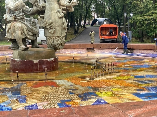 Коммунальщики отдраили швабрами главный фонтан Великого Новгорода