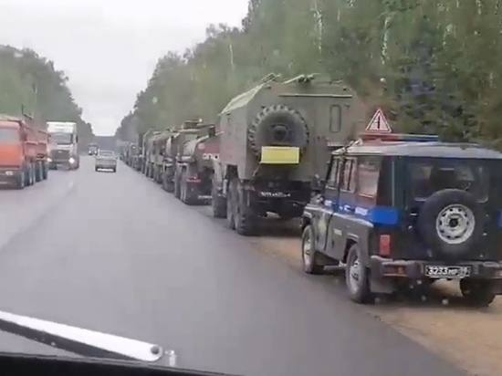 На трассе в Касимове сняли на видео колонну военной техники