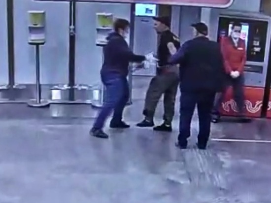 Пассажира московского метро избили после конфликта на эскалаторе