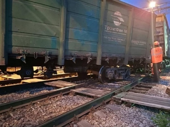Три вагона сошли с путей и повредили ЛЭП в Свердловской области