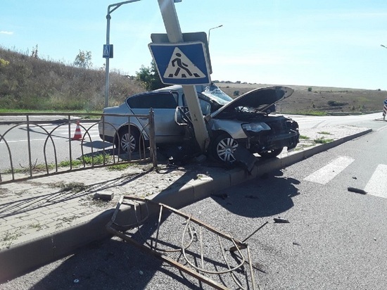 В Белгороде водитель иномарки на скорости въехал в столб