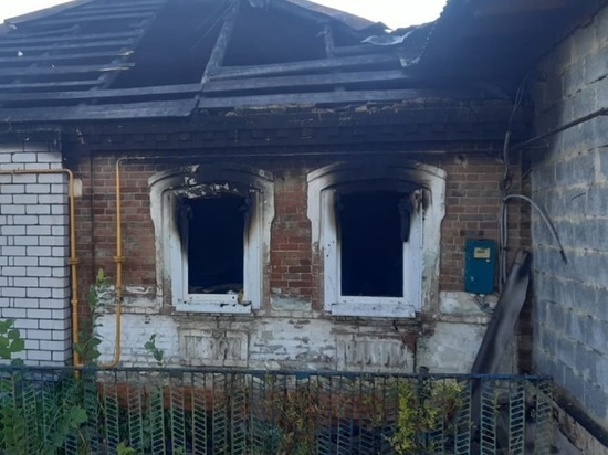 Пожар уничтожил дом многодетной семьи в Старом Осколе