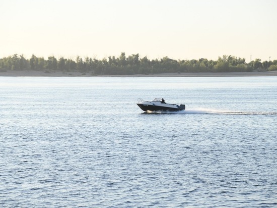 В Астраханской области на реке перевернулась лодка с людьми