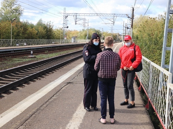 Взрослые подают дурной пример: полиция проверила станцию в Твери, где по путям бегали дети