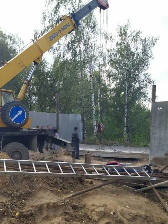 В Казани рабочего насмерть придавило бетонным забором