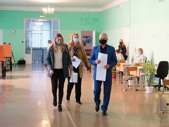 «Голосовать — это семейная традиция»: Владимир Мякуш пришел на избирательный участок