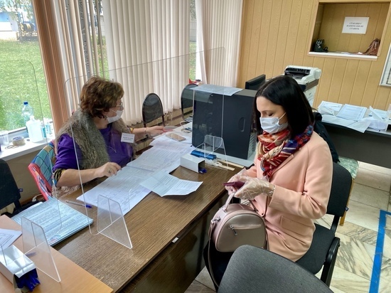 На избирательных участках в Смоленской области строго следят за соблюдением всех мер профилактики коронавируса
