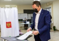 17 сентября Вячеслав Гладков одним из первых посетил избирательный участок № 196, который развернули на территории лицея №9 в Белгороде, и проголосовал