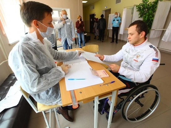 Паралимпиец Дмитрий Черняев оценил удобство голосования на участке в Челябинске