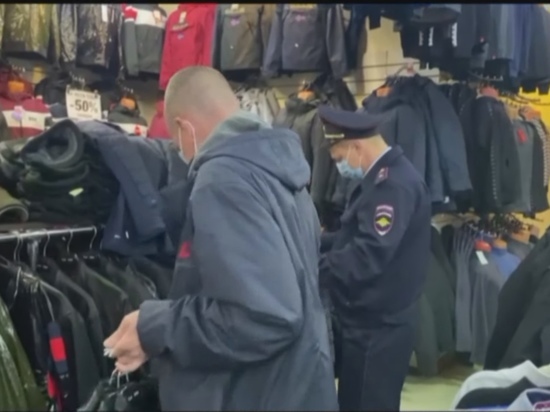 В Рязани оперативники изъяли партию поддельной одежды