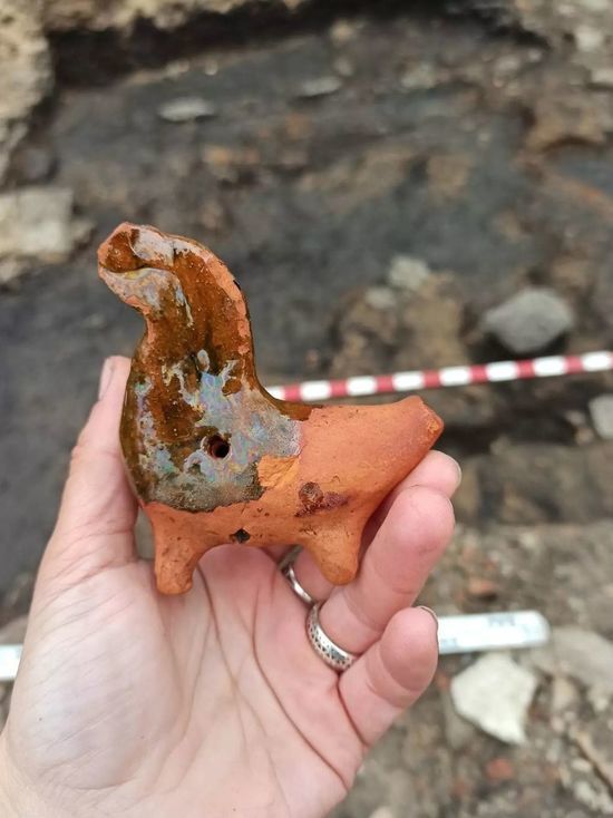 Древнюю свистульку-лошадку обнаружили псковские археологи