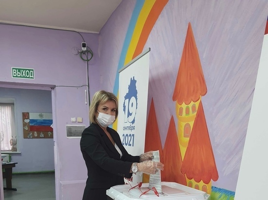 Ольга Слюсарева проголосовала на избирательном участке в селе Архангельское