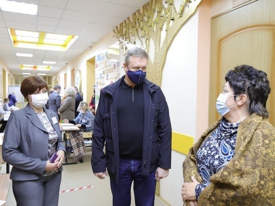 Губернатор Николай Любимов посетил избирательные участки в Рязани