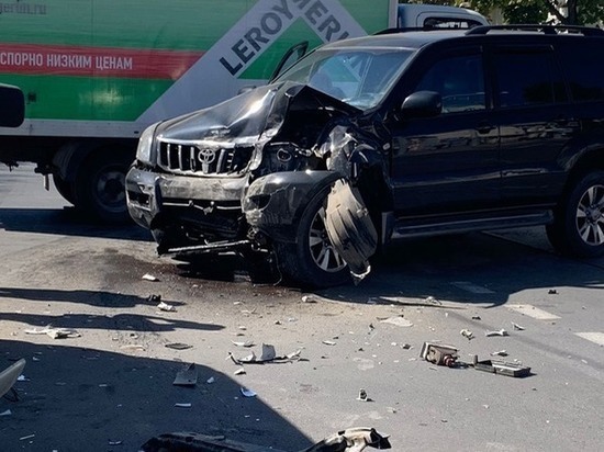 В Ростове у внедорожника оторвало колесо после ДТП с «Тойотой»