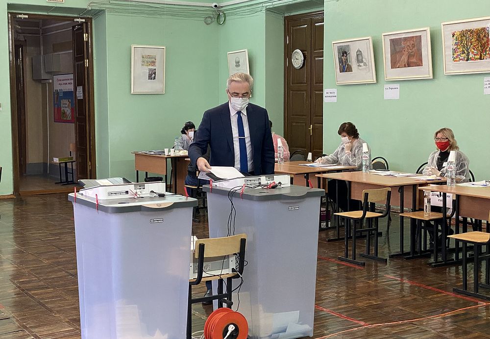 Голосуют все: фоторепортаж с избирательных участков в Рязанской области