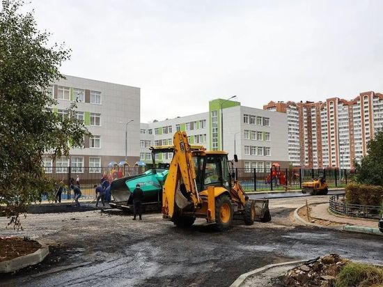 В Серпухове завершают благоустройство территории у новой школы