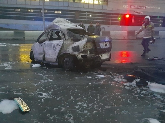 Три человека погибли в Новосибирске в сгоревшем Volkswagen Polo в ДТП