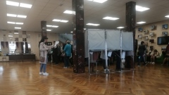 Проголосовать в пятницу: в Оренбурге на избирательных участках образовались очереди