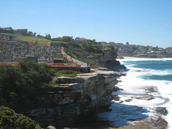 «Хороню человека, на плече ящерка»