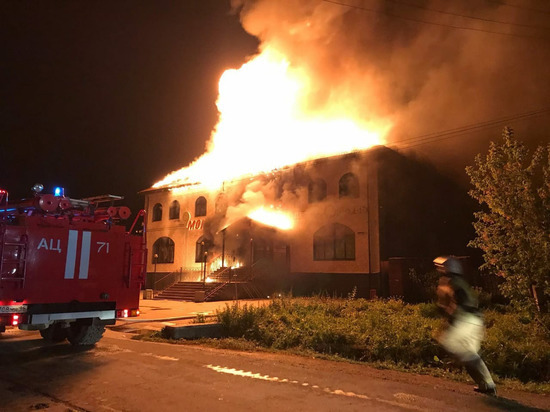 Крупный пожар охватил ТЦ в Верхотурье