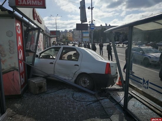 Автомобиль протаранил автобусную остановку в центре Пскова