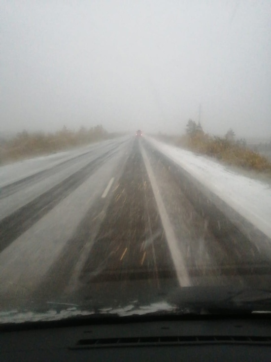 Первый снег: в непогоду попал автомобилист на трассе Ямала