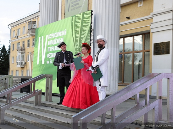 Золотухинский театральный фестиваль открылся в Барнауле