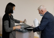 На избирательном участке в Бердске голосующим пришлось кланяться членам избиркома
