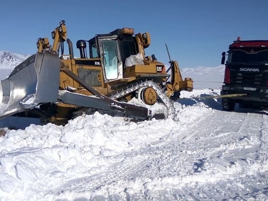 Дорожники освободили застрявшие на Чукотке в снежном плену грузовики