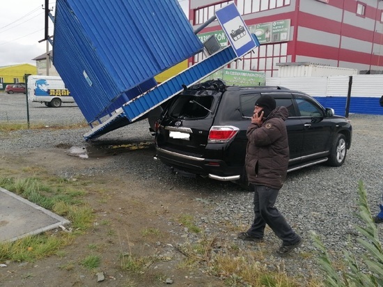 Ветер швырнул остановку на припаркованные машины в Салехарде