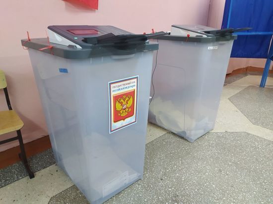 В Омской области член участковой комиссии со скандалом выбил дно ящика с  выборными бюллетенями