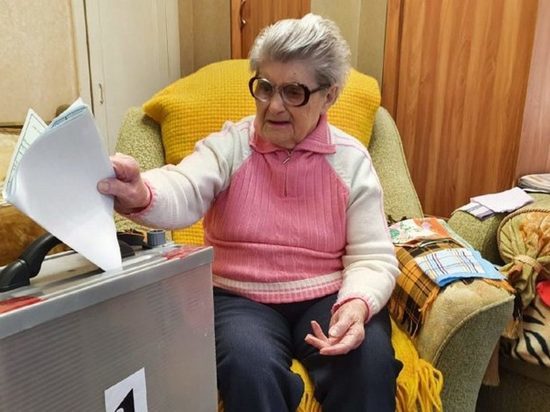 В Рязани 100-летняя ветеран ВОВ Маргарита Смирнова проголосовала на дому