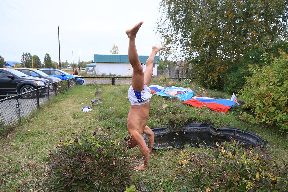 Алтайский «морж» пришел на выборы в трусах и облился водой из тазика